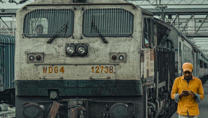 Indian Railway: ट्रेन से दिवाली,छठ पूजा के लिए घर लें जा सकते है पटाखें! जान लें रेलवे का ये नियम