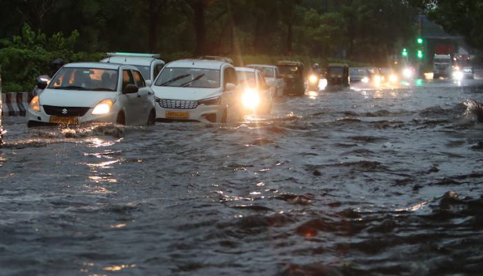 Car Insurance: अगर बारिश में बह जाएं आपकी कार तो इस बिमा से लें क्लेम ,जानिए