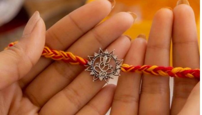 RakshaBandhan 2024: इस रक्षाबंधन दूर बैठें भाई को भेजें राखी, इन साइट्स से कम पैसे में भेजे भाई को प्यार