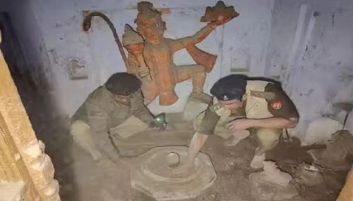 संभल में मिले मंदिर में तीसरे दिन भगवान शिव का जलाभिषेक कर की गई आरती