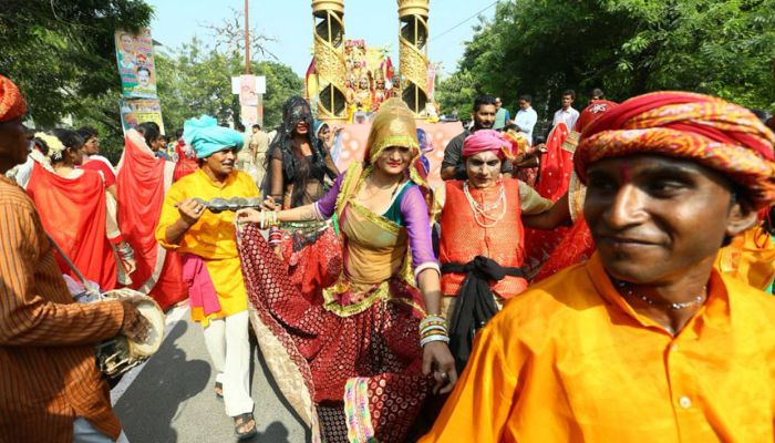 Ayodhya Deepotsav: रामनगरी में निकाली गई शोभा यात्रा, देश के कोने कोने से शामिल हुए कलाकार