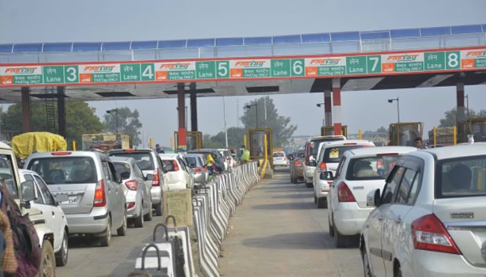 Toll Tax: अगर गलती से फास्टैग से चले गए ज्यादा पैसे तो तुरंत करें अपने बैंक में ऐसे ट्रांसफर