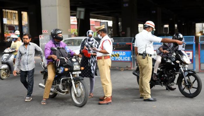 Traffic Challan: हो जाएं सावधान, इस छोटी सी गलती से कट रहा है सबका चालान