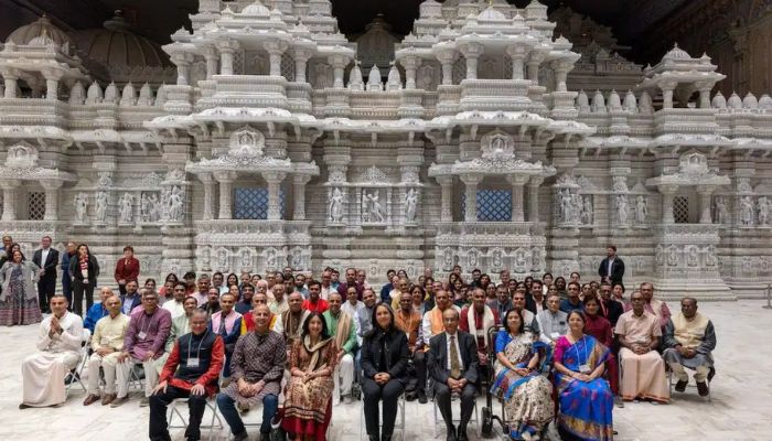 तुलसी गबार्ड ने स्वामी महाराज की 103वीं जयंती पर न्यू जर्सी में अक्षरधाम मंदिर का दौरा किया