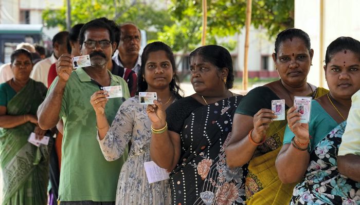 पथराव और हंगामे के बीच यूपी में एक बजे तक 31.21 प्रतिशत मतदान हुए