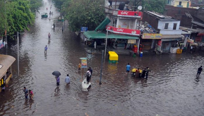 Gujarat Weather: इस राज्य में सड़कें बन चुकी है सैलाब और यातायात साधन हो चुके है ठप, लॉकडाउन लगाने की आ गई नौबत