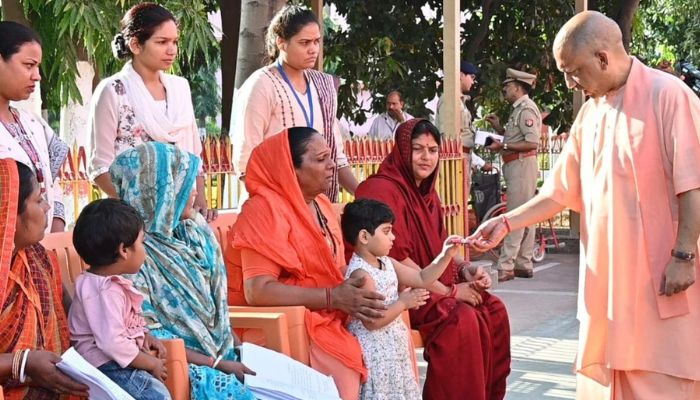 मुख्यमंत्री योगी आदित्यनाथ ने गोरखनाथ मंदिर में जनता दर्शन में आए लोगों से मुलाकात की