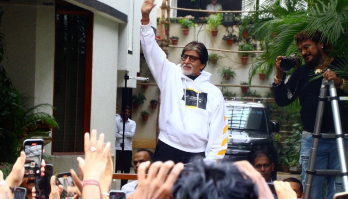 Amitabh Bachchan को देखने के लिए जलसा के बाहर उमड़ी भीड़, संडे दर्शन रहा बेहद खास